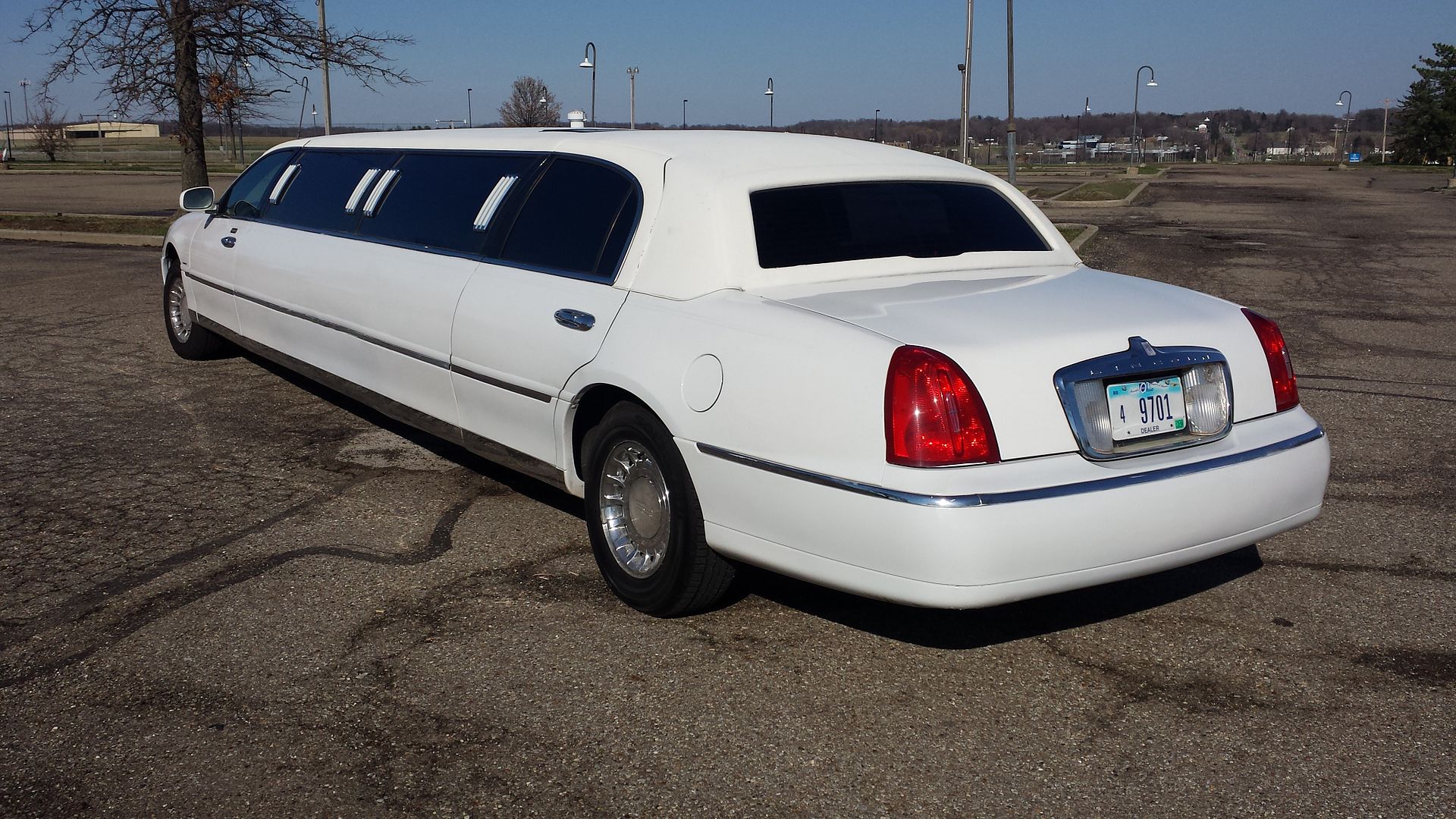 Sell used 2000 Lincoln LIMOUSINE 120" STRETCH BY KRYSTAL! LIMO NO